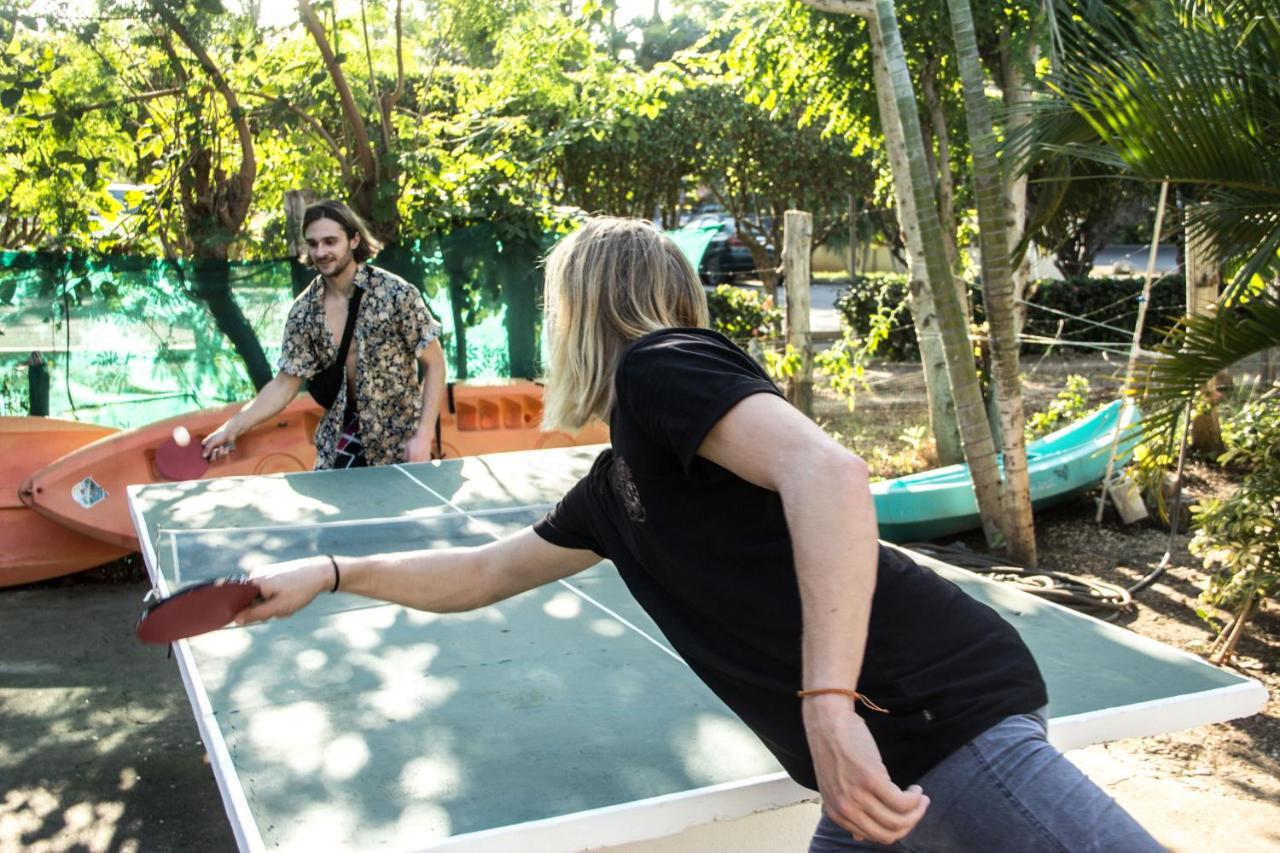 Tsunami Hostel Tamarindo Bagian luar foto